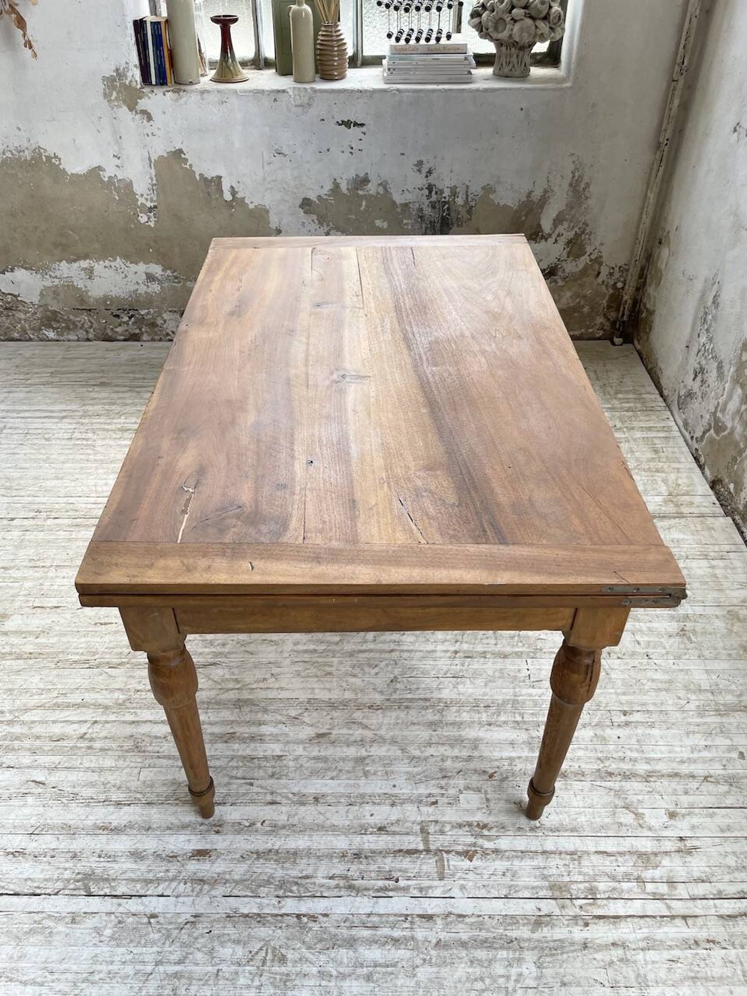 Table de ferme noyer plateau pivotable à allonges