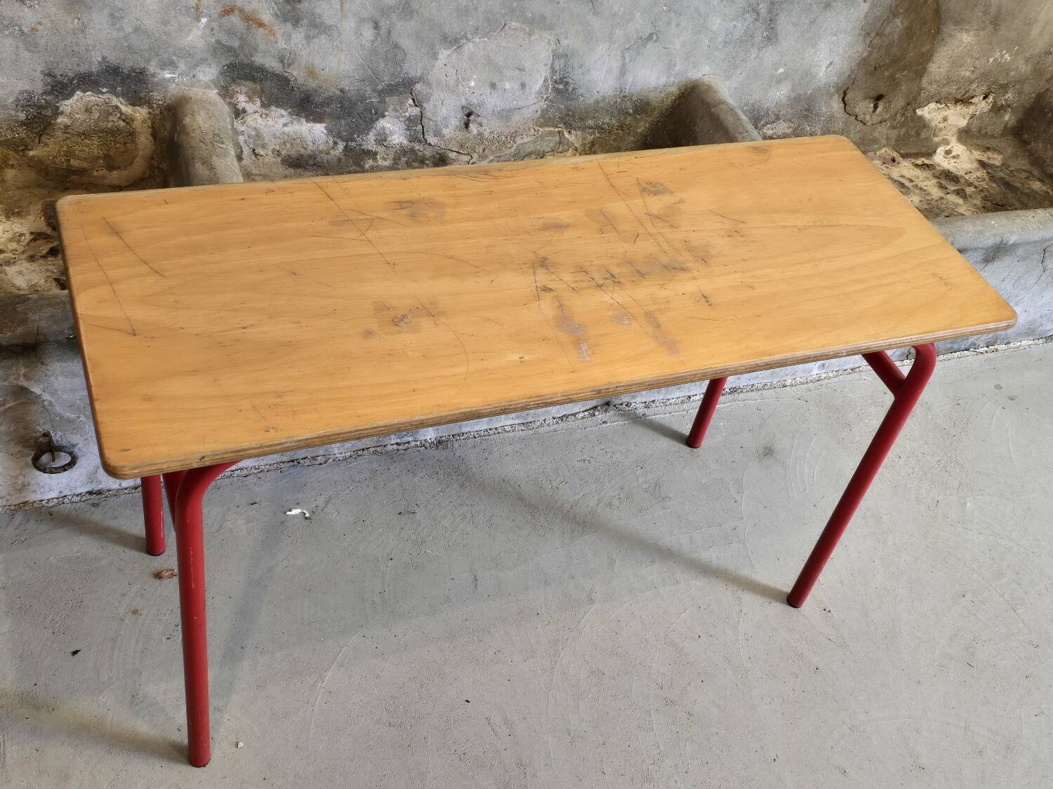 Lot de 2 bureaux d'écolier double 1970 acier rouge et chêne