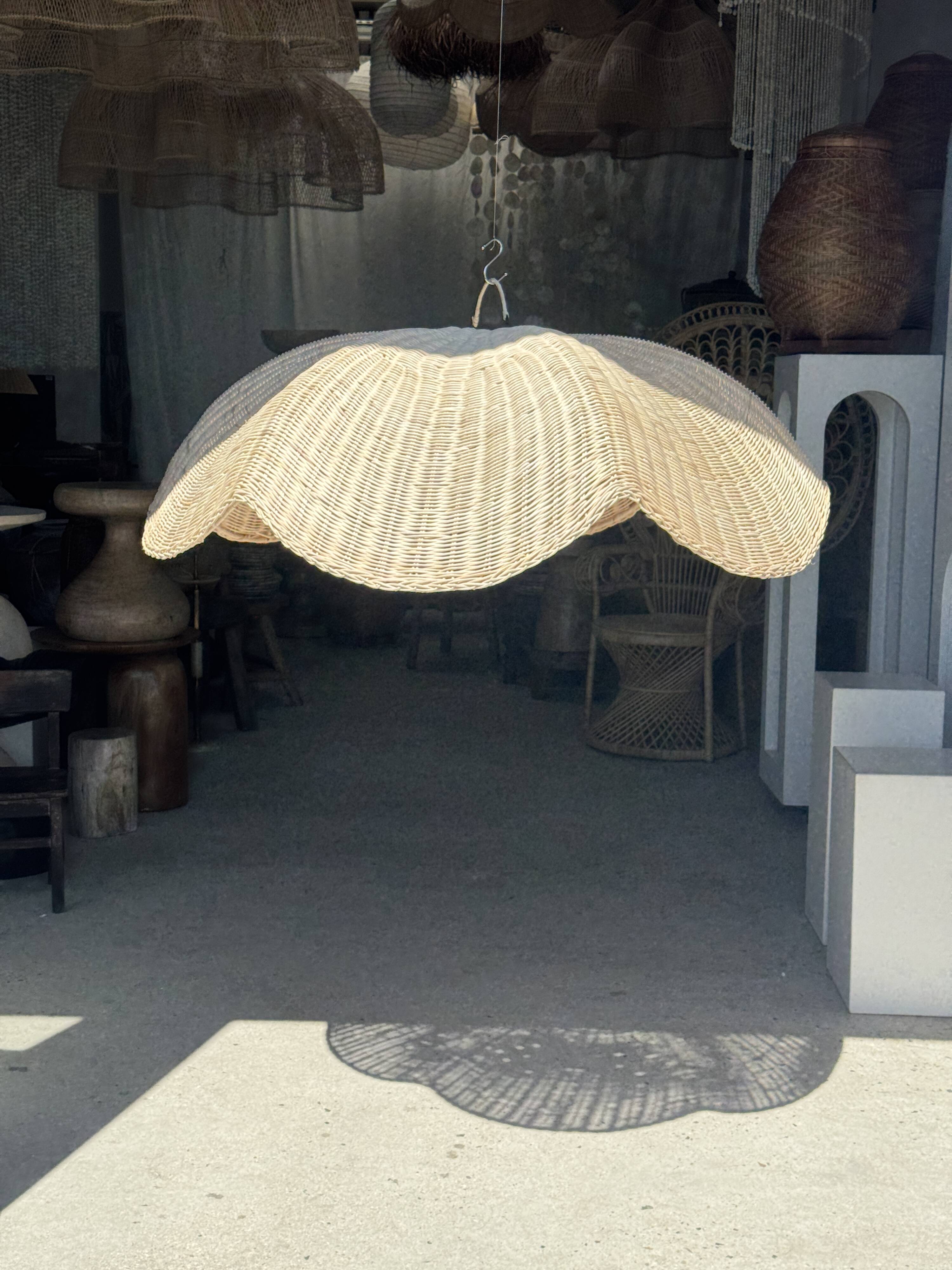 Large suspension or lampshade in flat woven tulip flower rattan H35 D