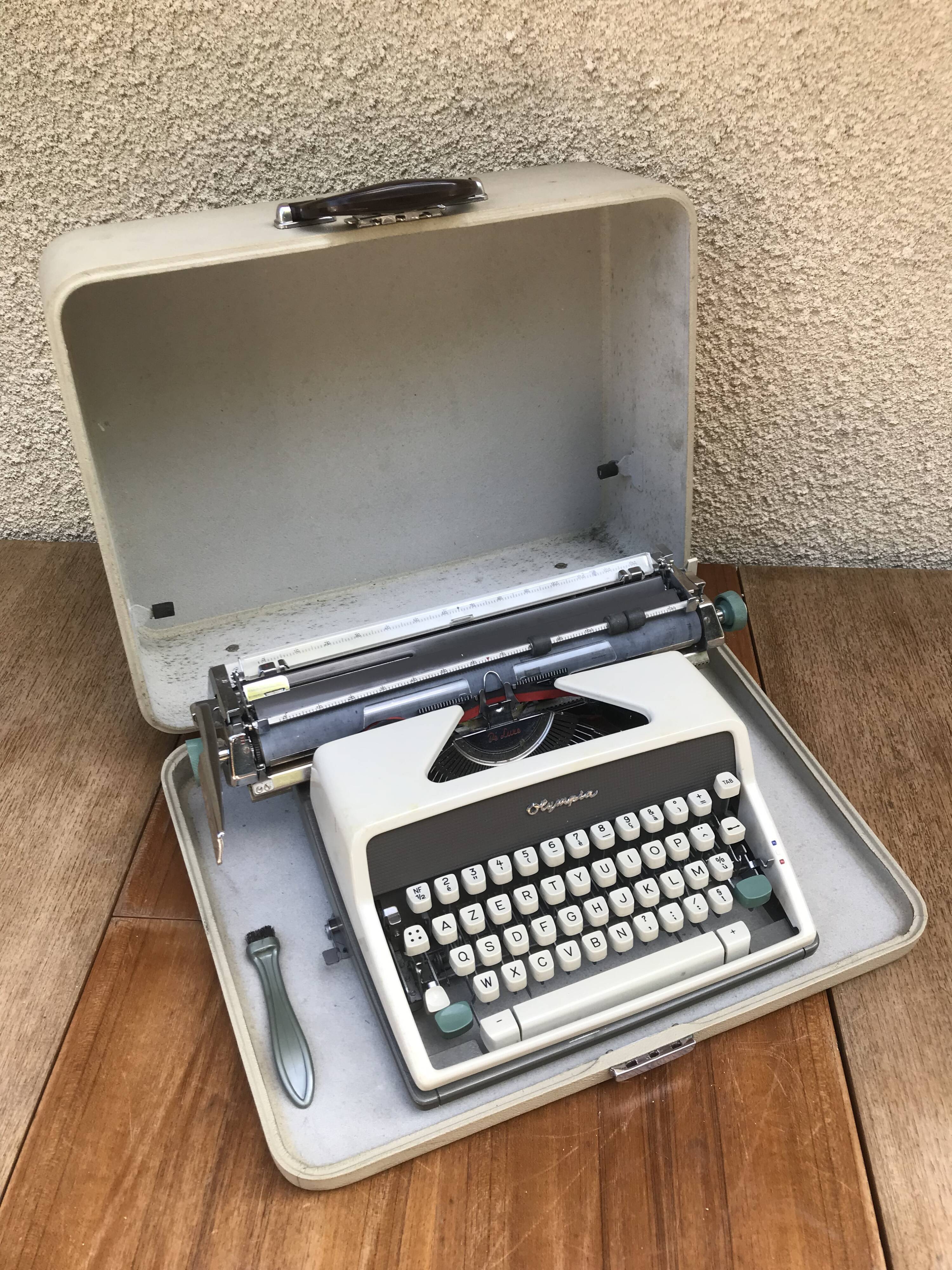 Former olympia metal beige writing machine