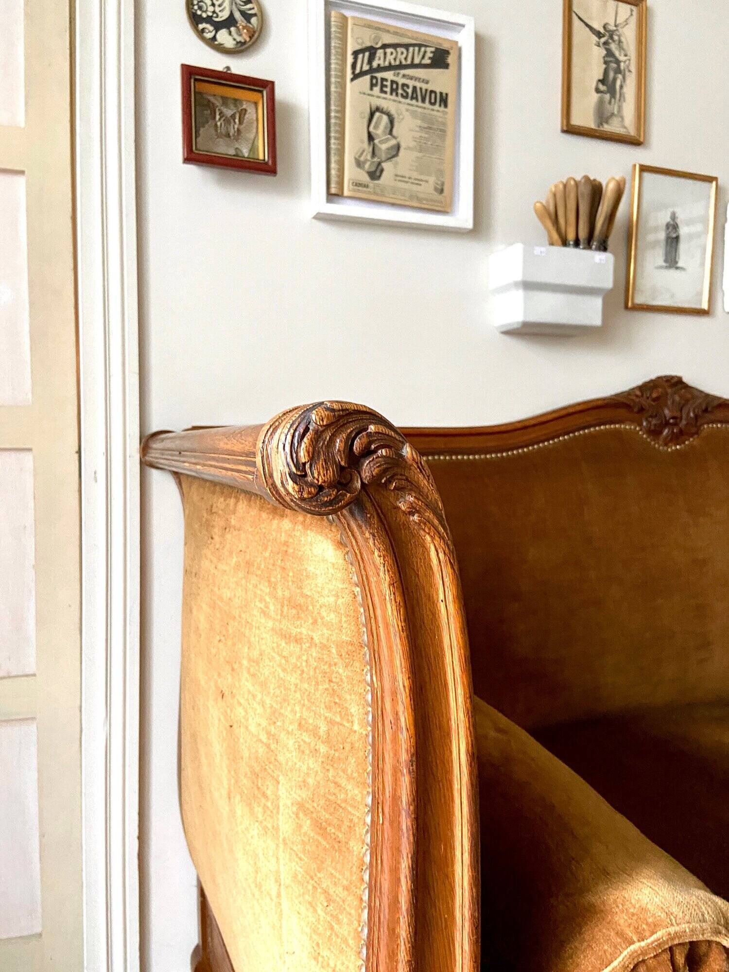 Bench, roller daybed in chiseled wood and ocher velvet, mid-19th century