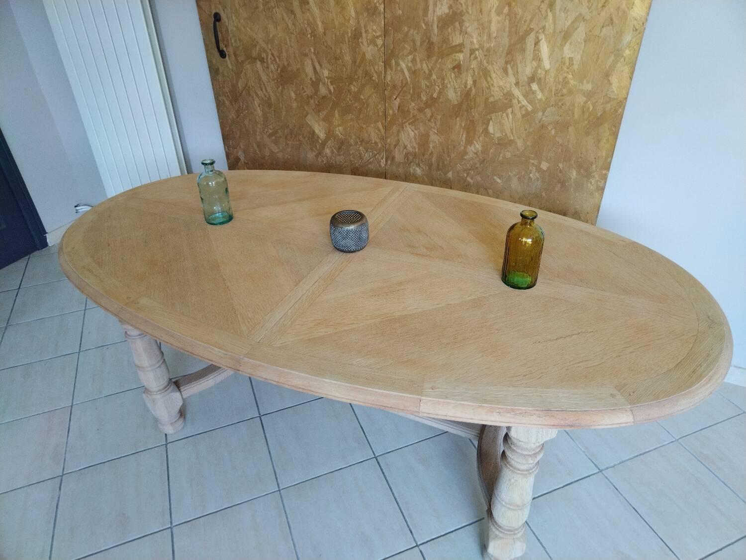 Extendable oval table in renovated solid oak