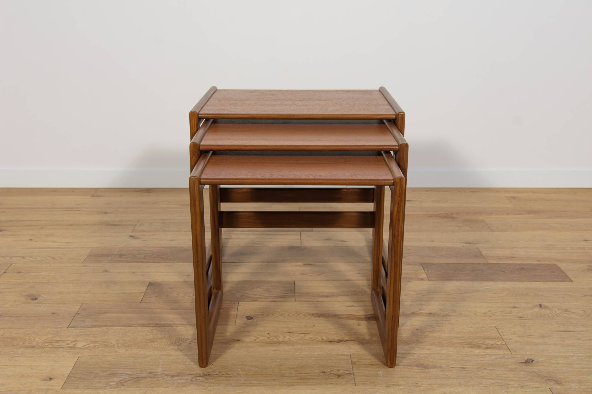 Tables Gigognes Mid-Century en Teck, Royaume-Uni, 1960s, Set de 3
