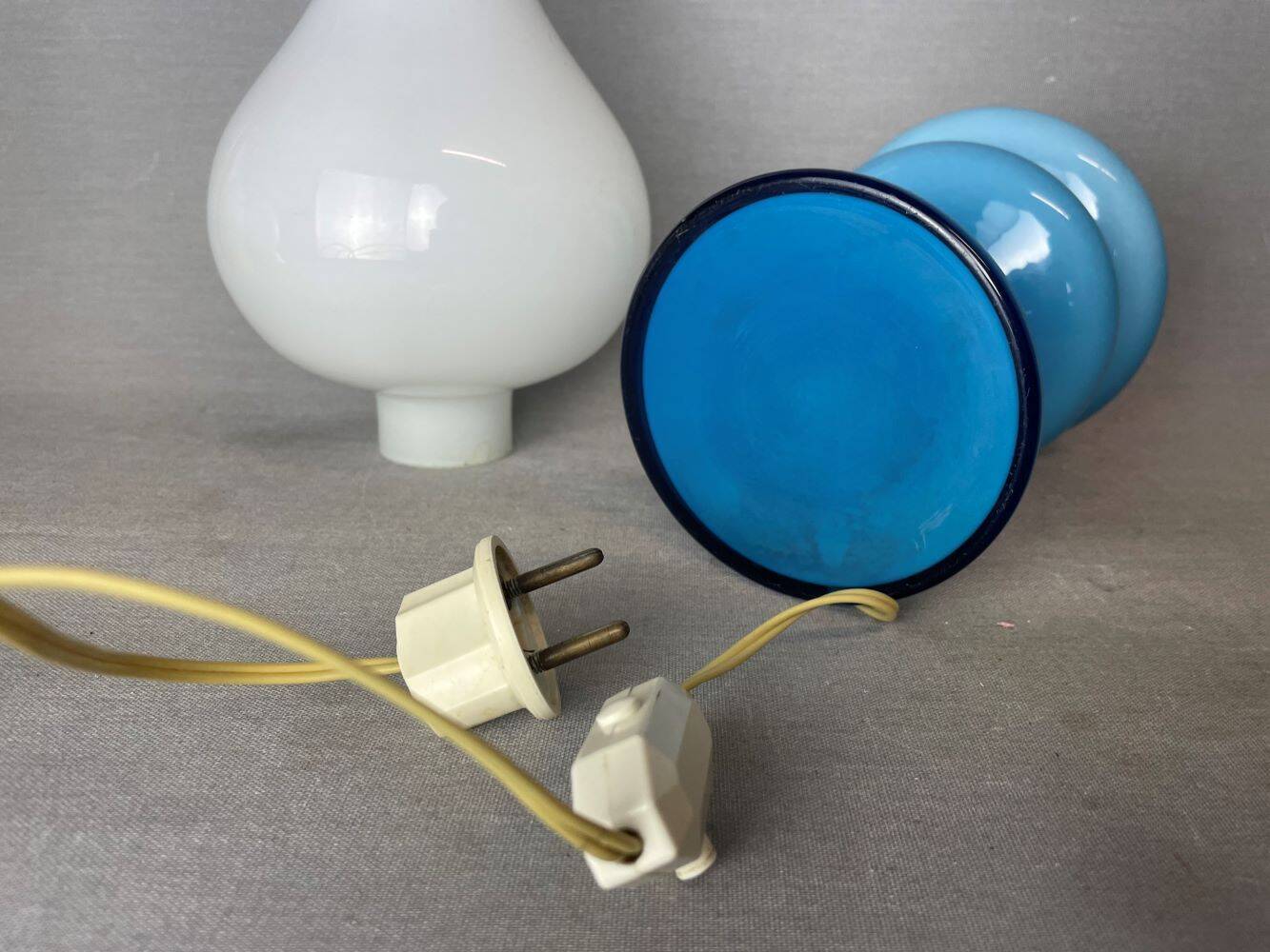Lampe en verre opalin bleu style lampes à huile