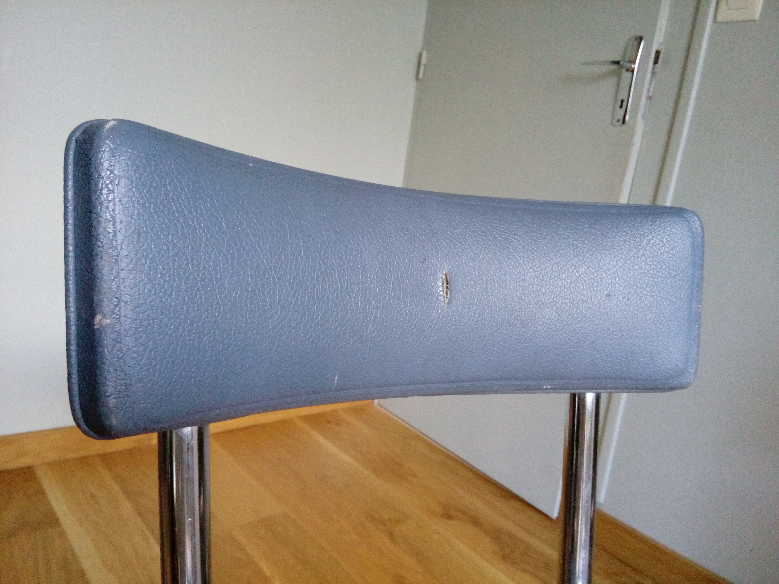 Bauhaus industrial style office chair shaped sled or sled in chrome tubular metal and skai