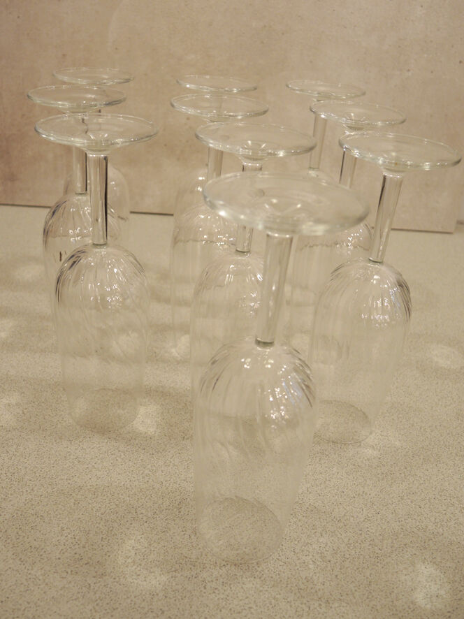 10 anciennes flutes à champagne en verre transparent