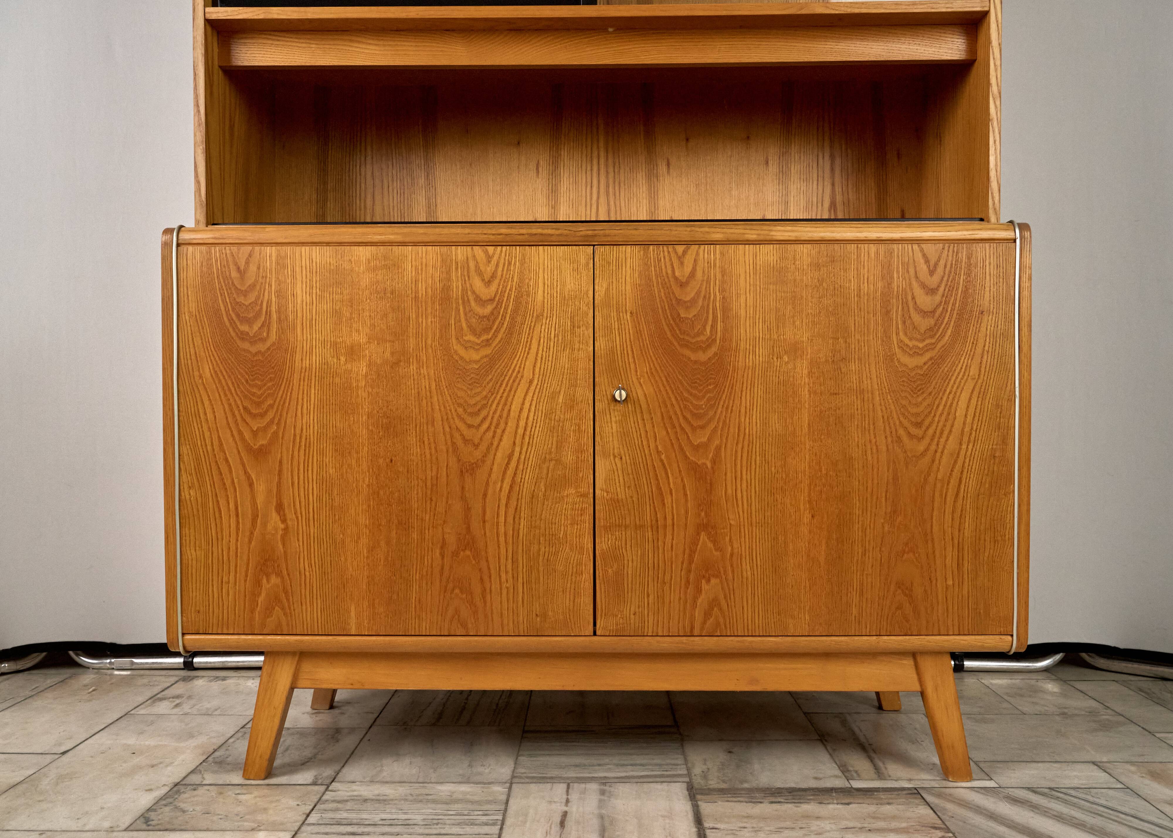 Vitrine par Hubert Nepožitek et Bohumil Landsman pour Jitona, années 1970.