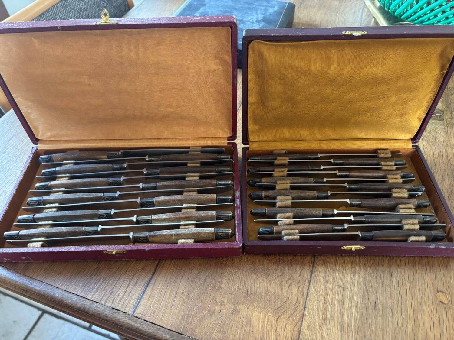 Service of 24 Art Deco knives with wooden handles and engraved metal ferrules from 1930.