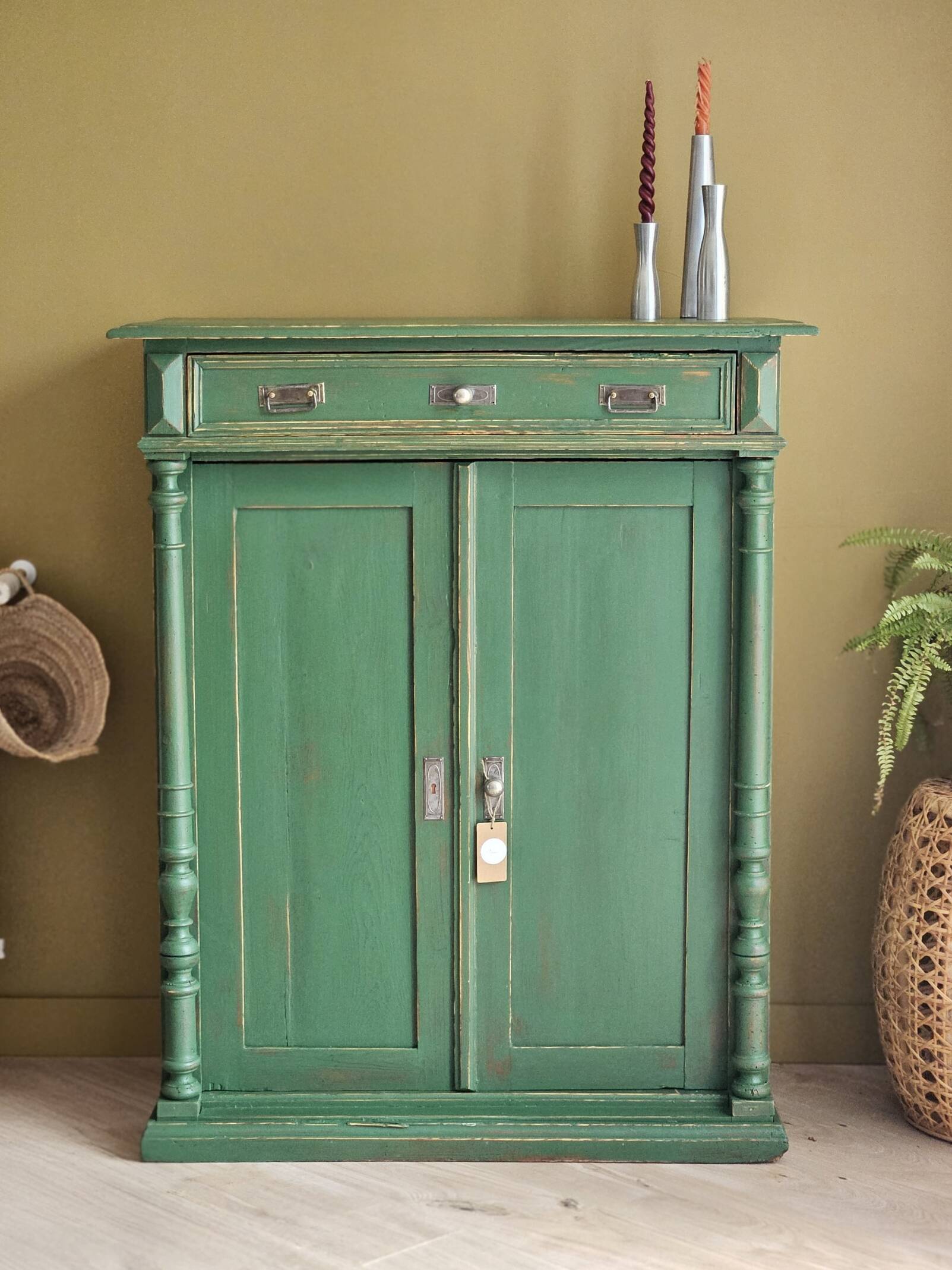 Antique cabinet in fir with green patina Metsä | Hector