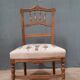 Chaise basse tapissée