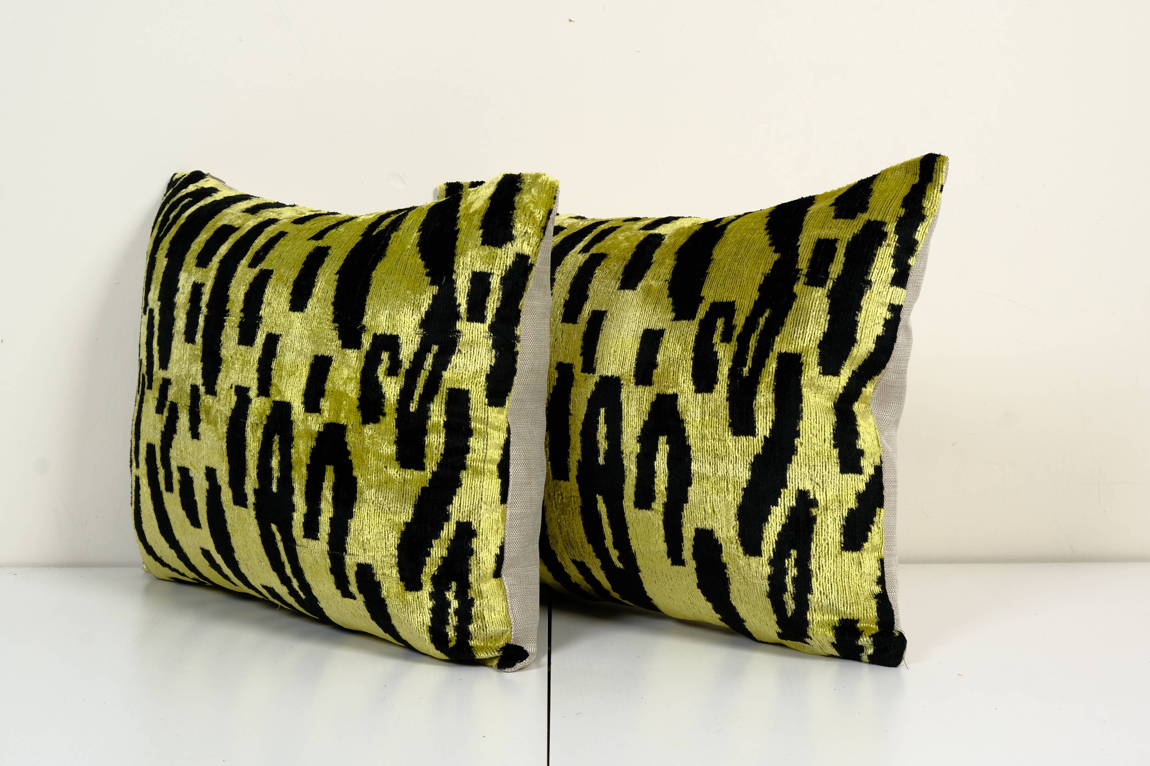 Set tiger motif ikat velvet pillow covers