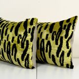 Set tiger motif ikat velvet pillow covers