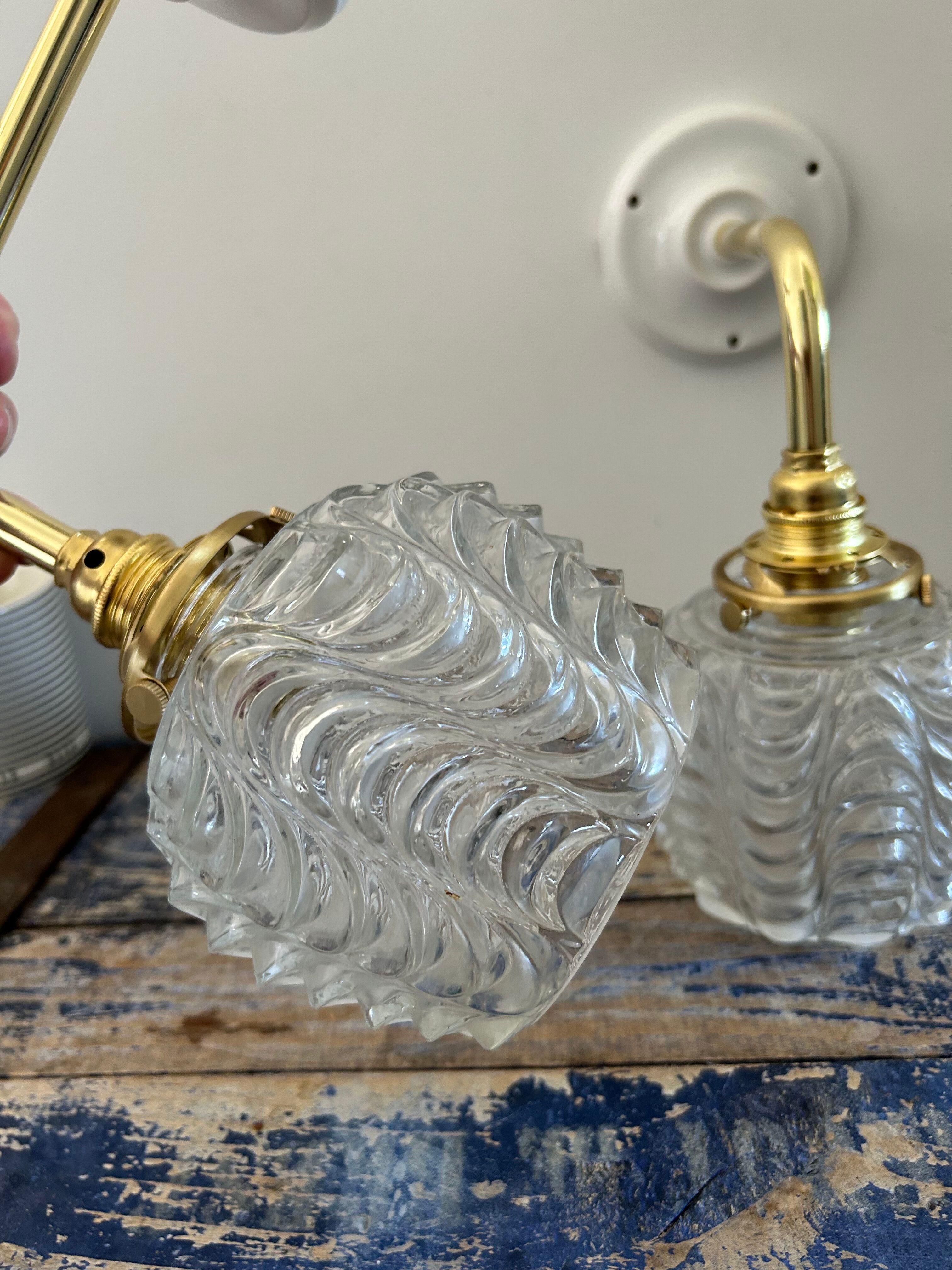 Paire d’appliques murales en verre ciselé
