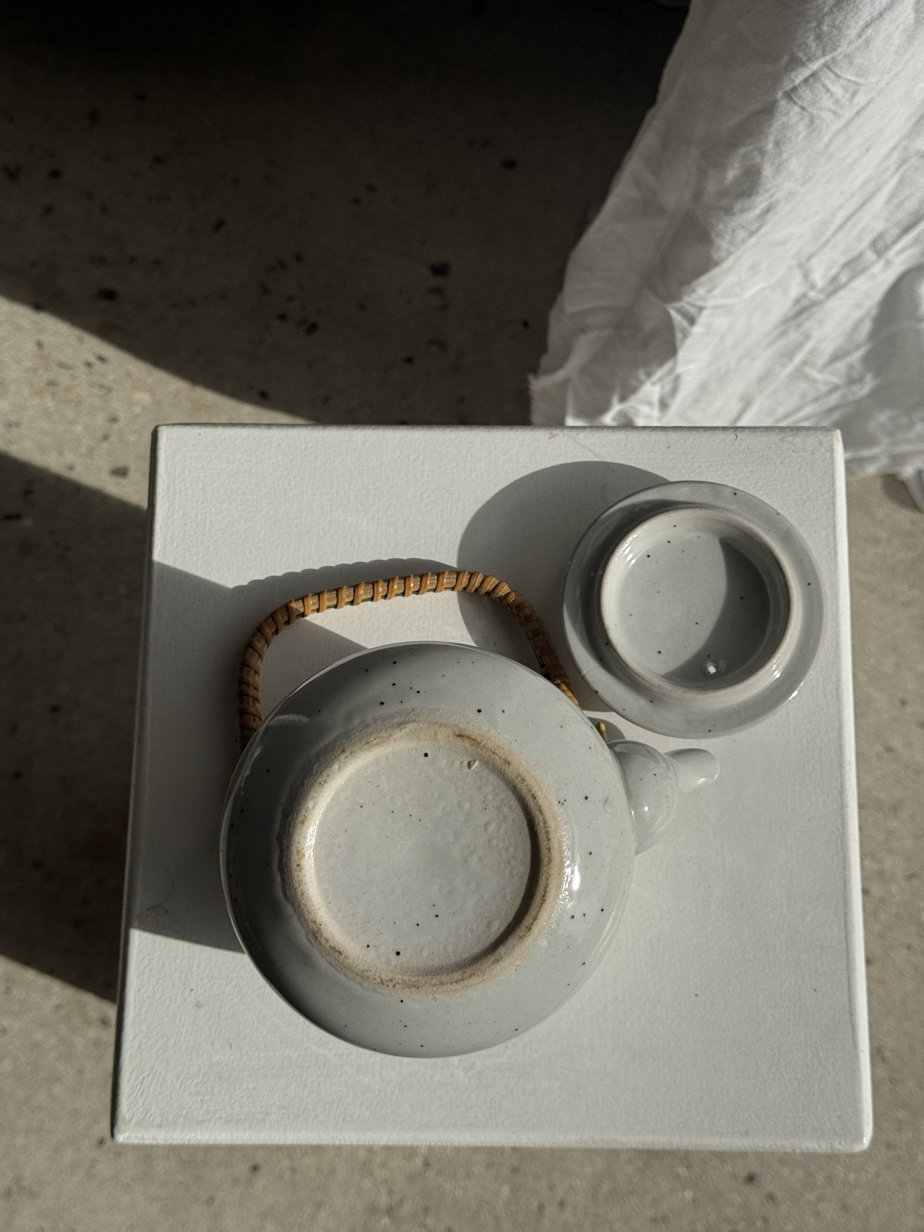 Petite théière asiatique en grès anse en rotin H11 D10