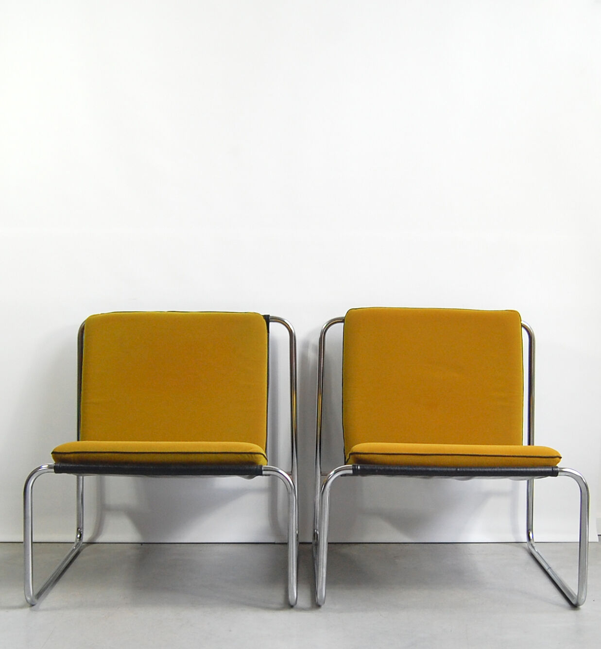 Paire de chauffeuses BB par Guy Bernard pour Meurop, 1970