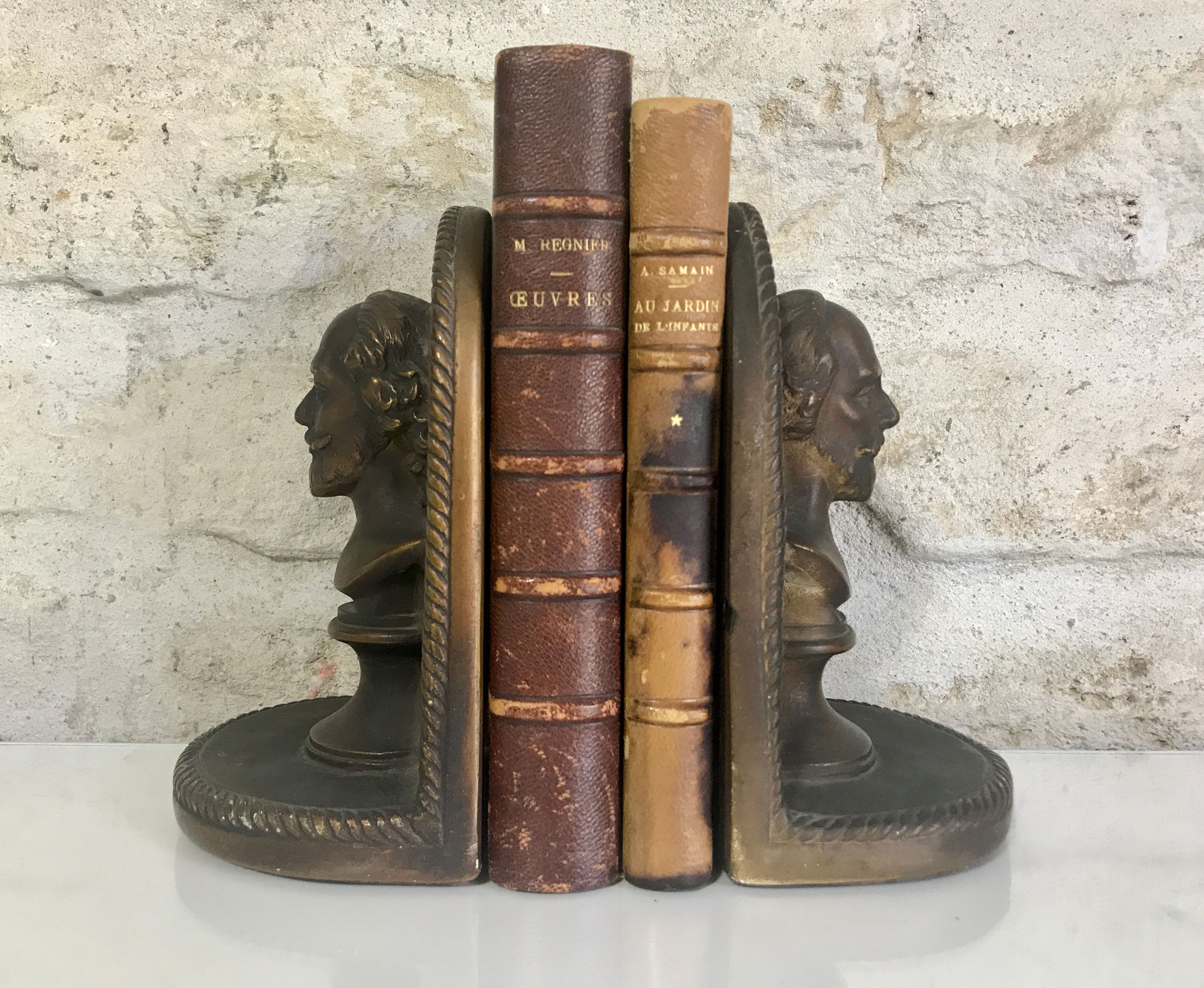 Antique bookends, Bust figure in bronze patinated plaster. 19 x 13 cm