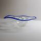 Bol en verre de Murano bleu avec motif à carreaux blancs et bord ondulé, signé RL'94