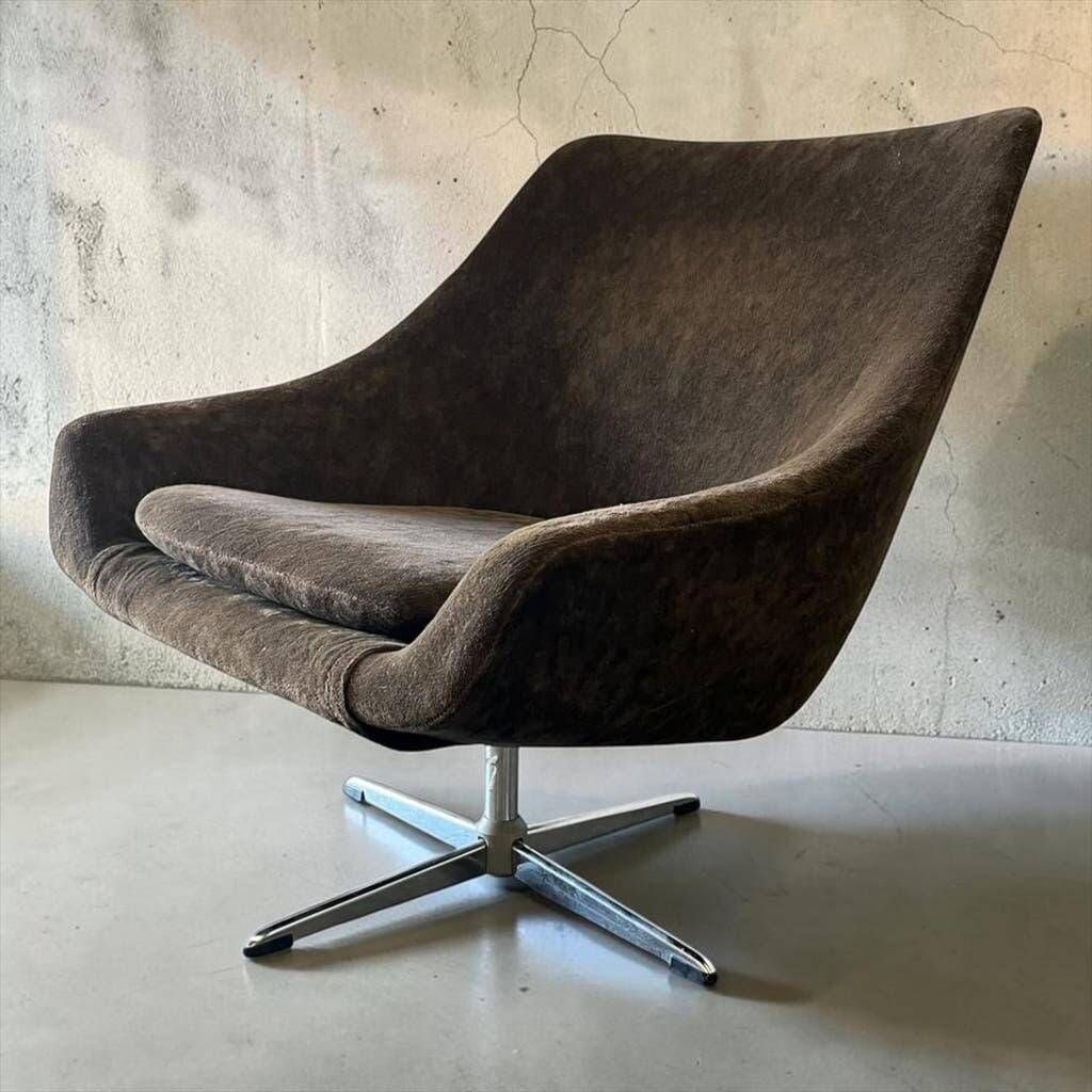 Brown vintage armchair/chair on a star base.