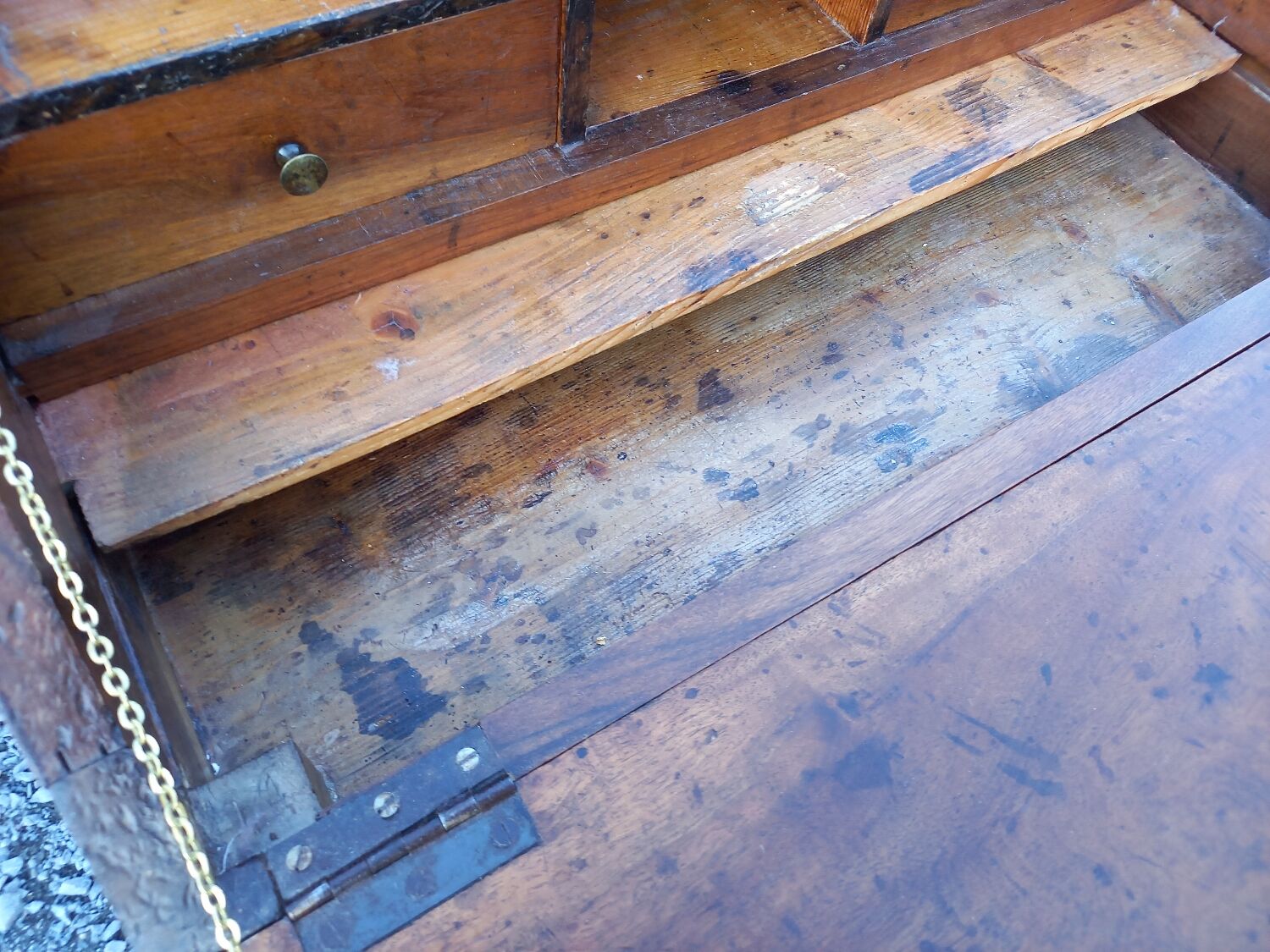 Speed bump desk Louis XVI