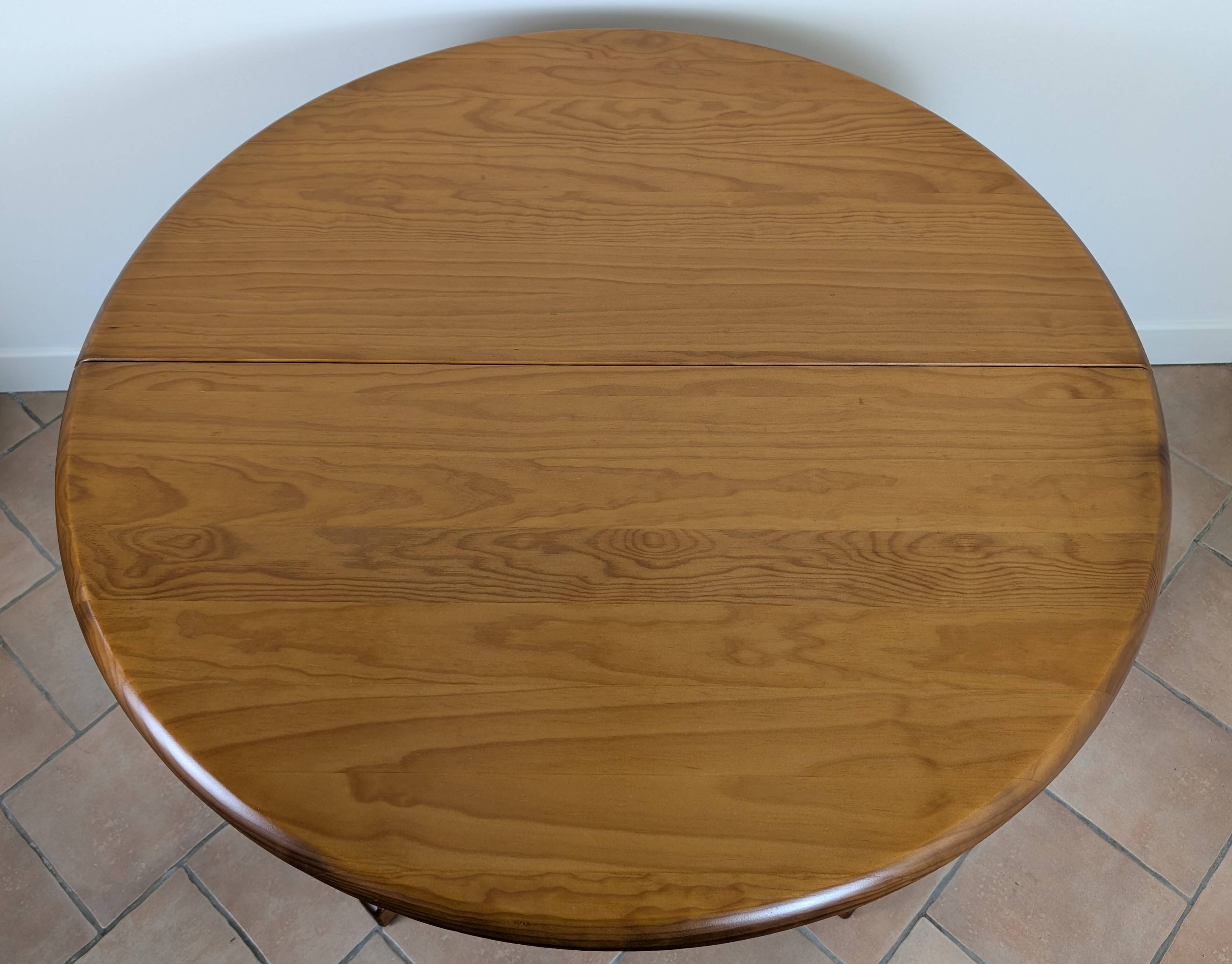 Extendable round table