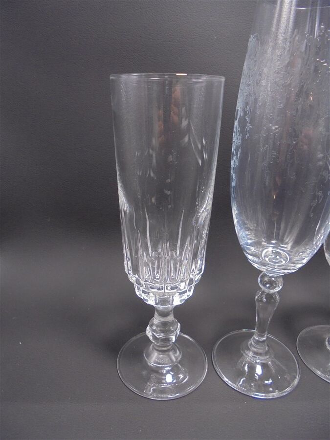 Ensemble dépareillé de 6 flûtes à champagne