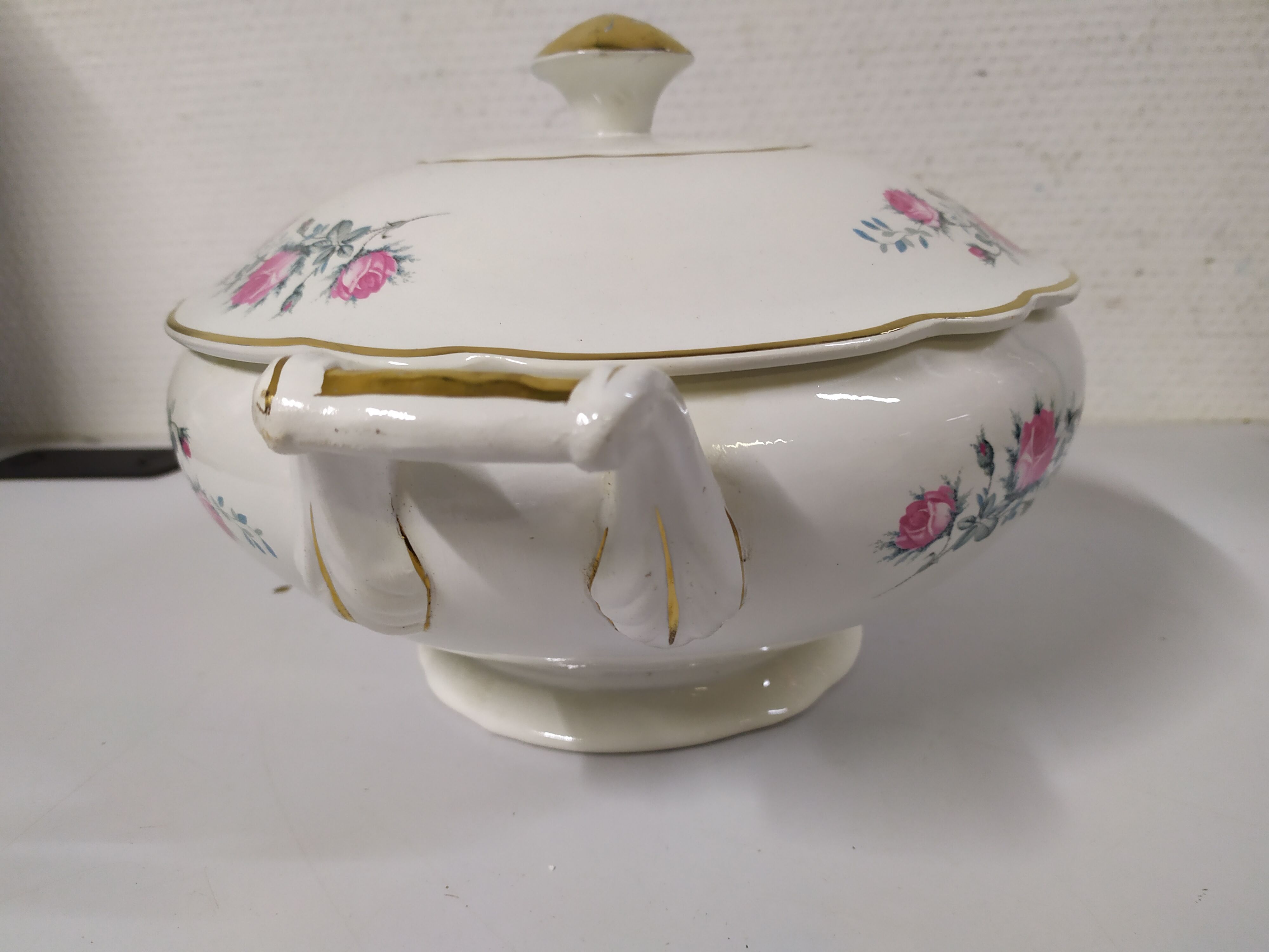 Soupière Sarreguemines Digoin fleurs rose liseré doré