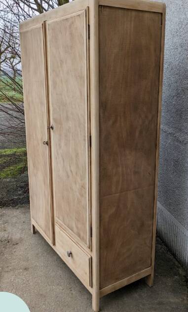 Armoire en bois naturel