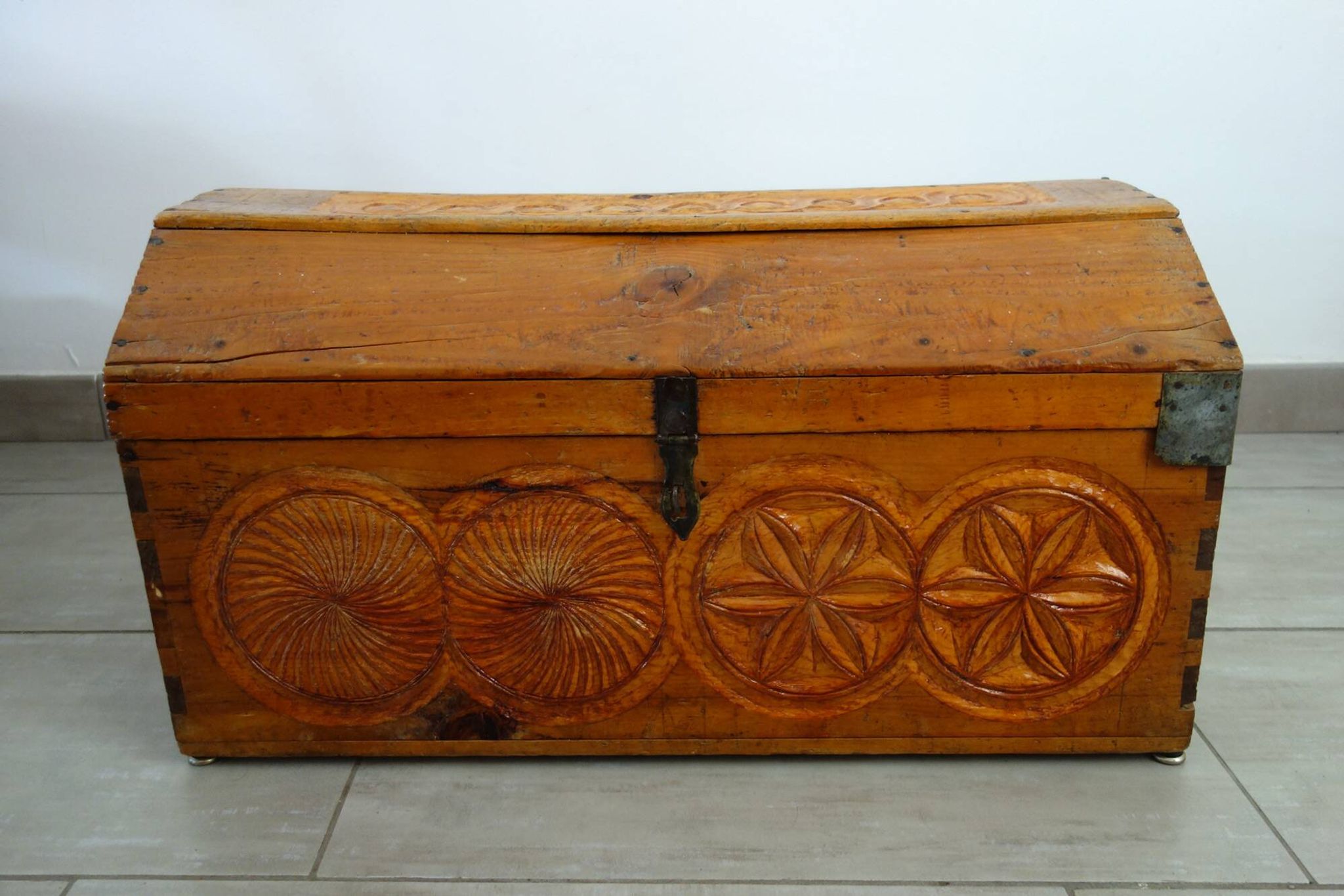 Ancien coffre en pin sculpté, art populaire Hautes Alpes