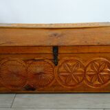 Ancien coffre en pin sculpté, art populaire Hautes Alpes