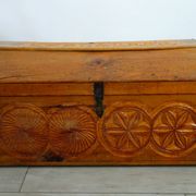 Ancien coffre en pin sculpté, art populaire Hautes Alpes
