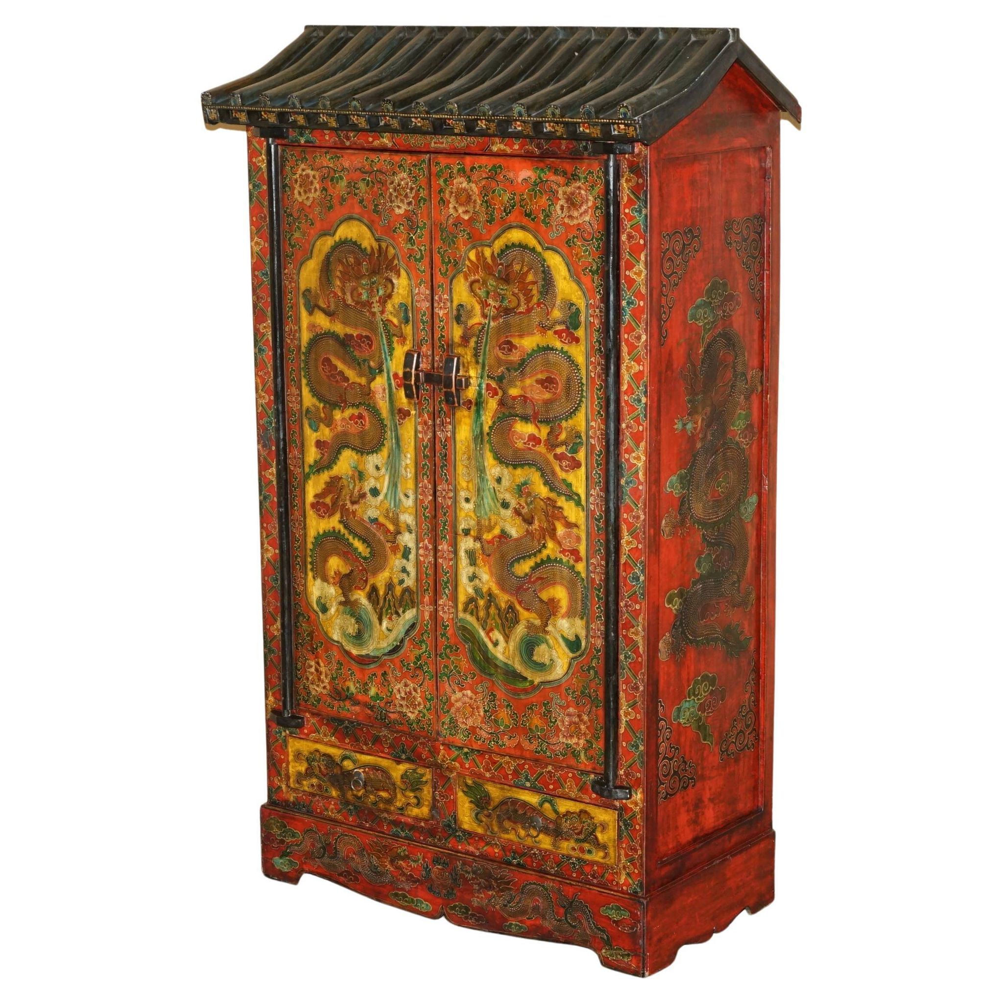 Armoire chinoise vintage peinte avec pagode et tiroirs