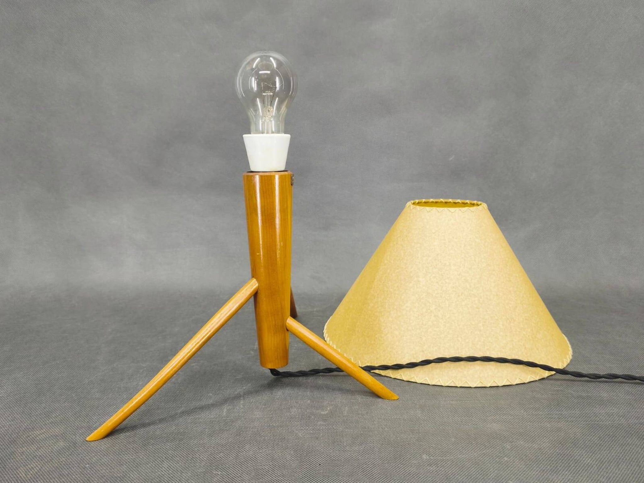 Lampe de table en érable des années 60, base trépied style ULUV.