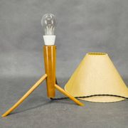 Lampe de table en érable des années 60, base trépied style ULUV.