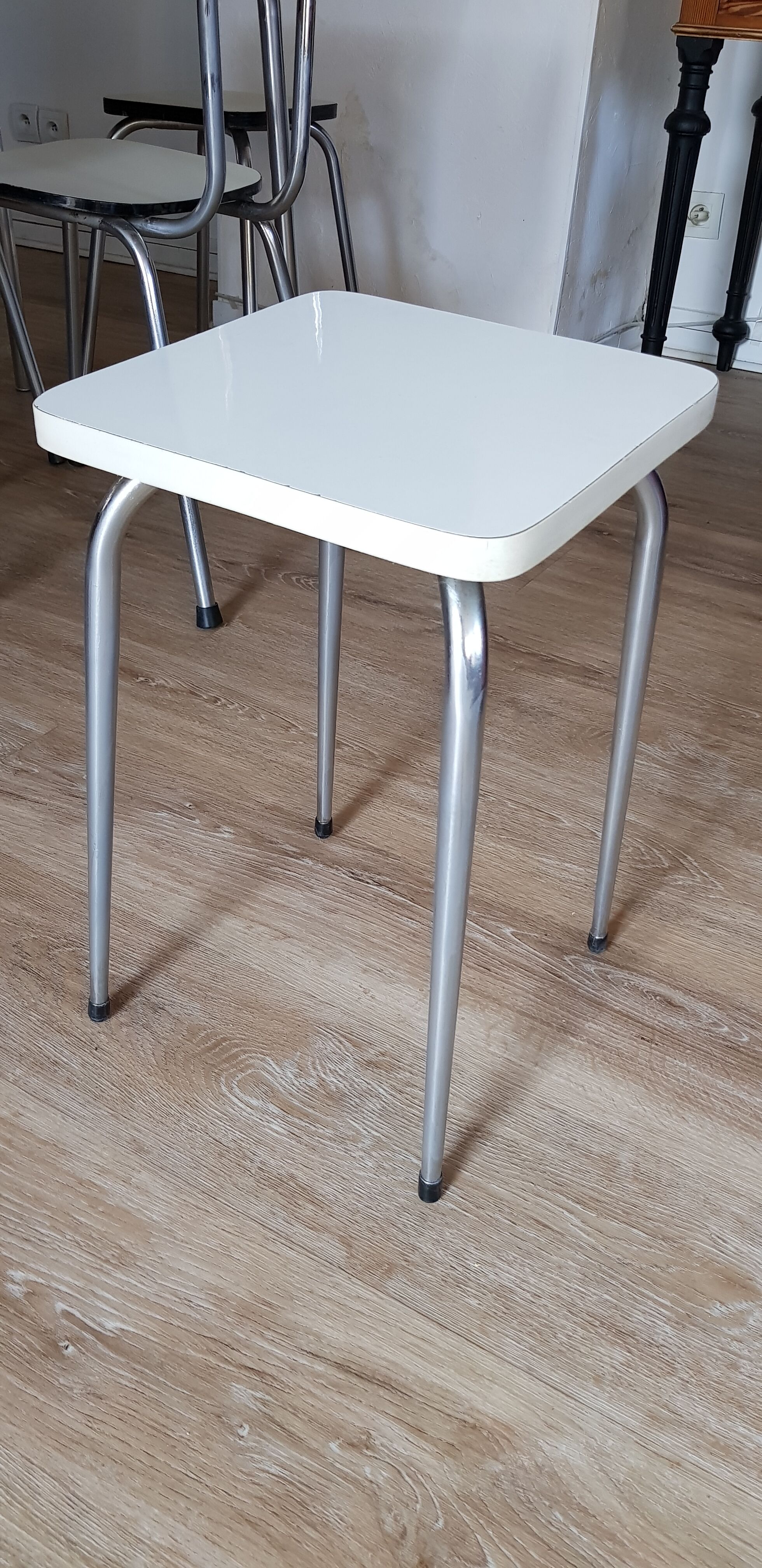 Formica extension table set, 2 chairs and 2 stools