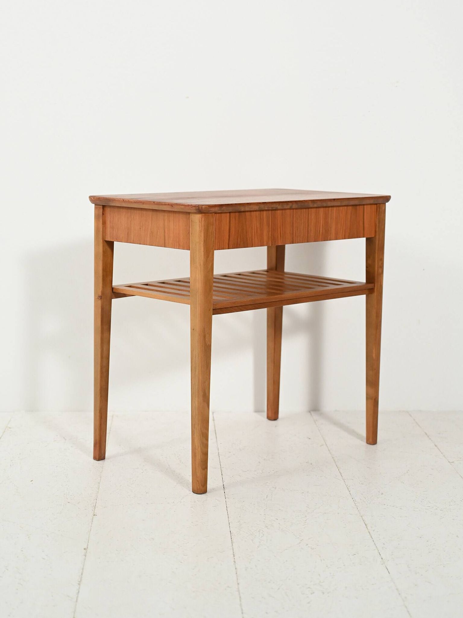 Table de chevet scandinave avec étagère à lattes