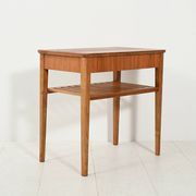 Table de chevet scandinave avec étagère à lattes