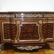 Un buffet style Louis XV avec marbre blanc, orné de bronze, cinq tiroirs