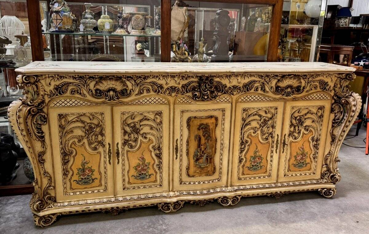 Curved Louis XV Venetian buffet in lacquered, painted, and gilded wood.