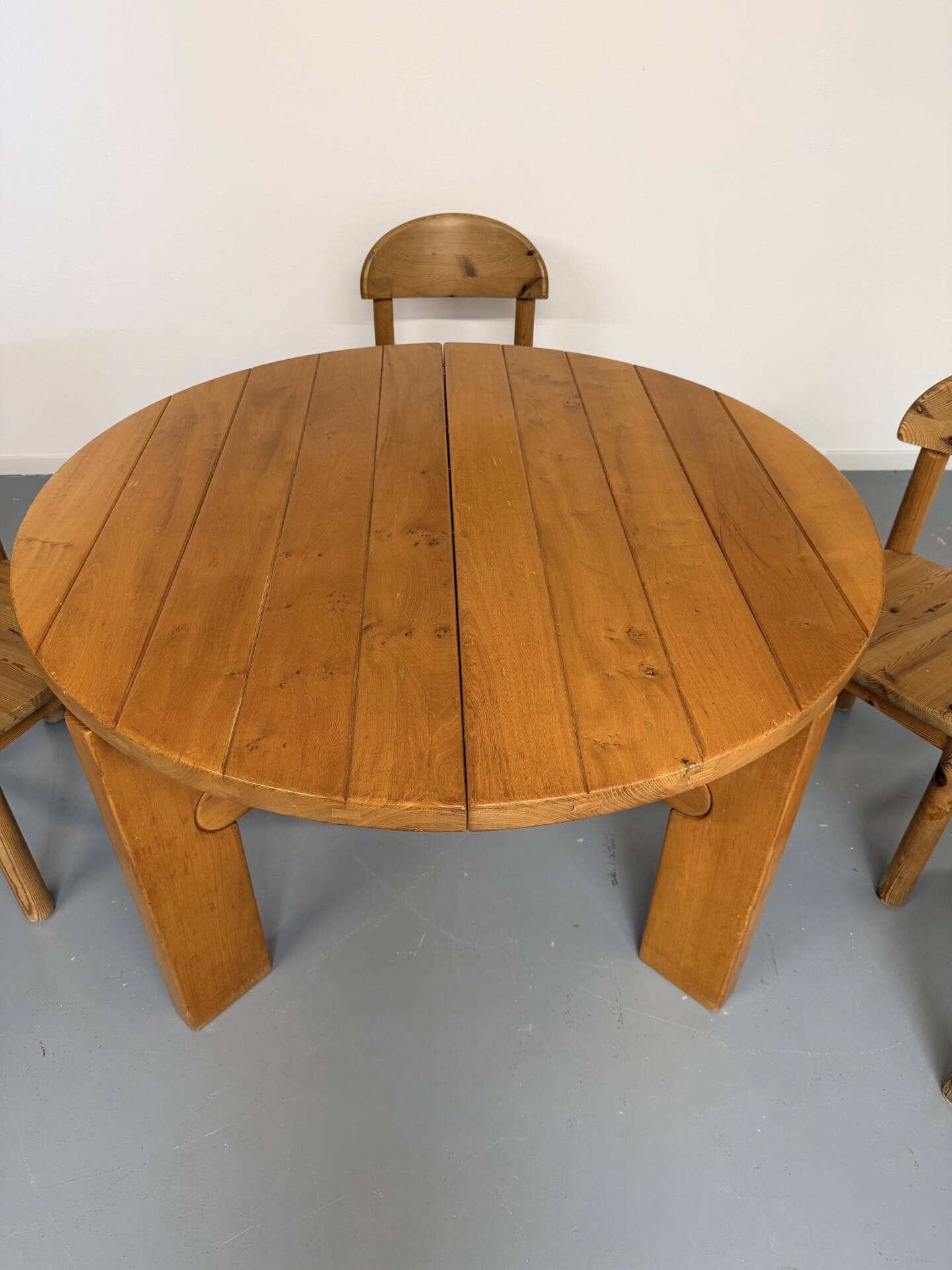 Extendable round table Maison Regain in solid elm, 1970s design.