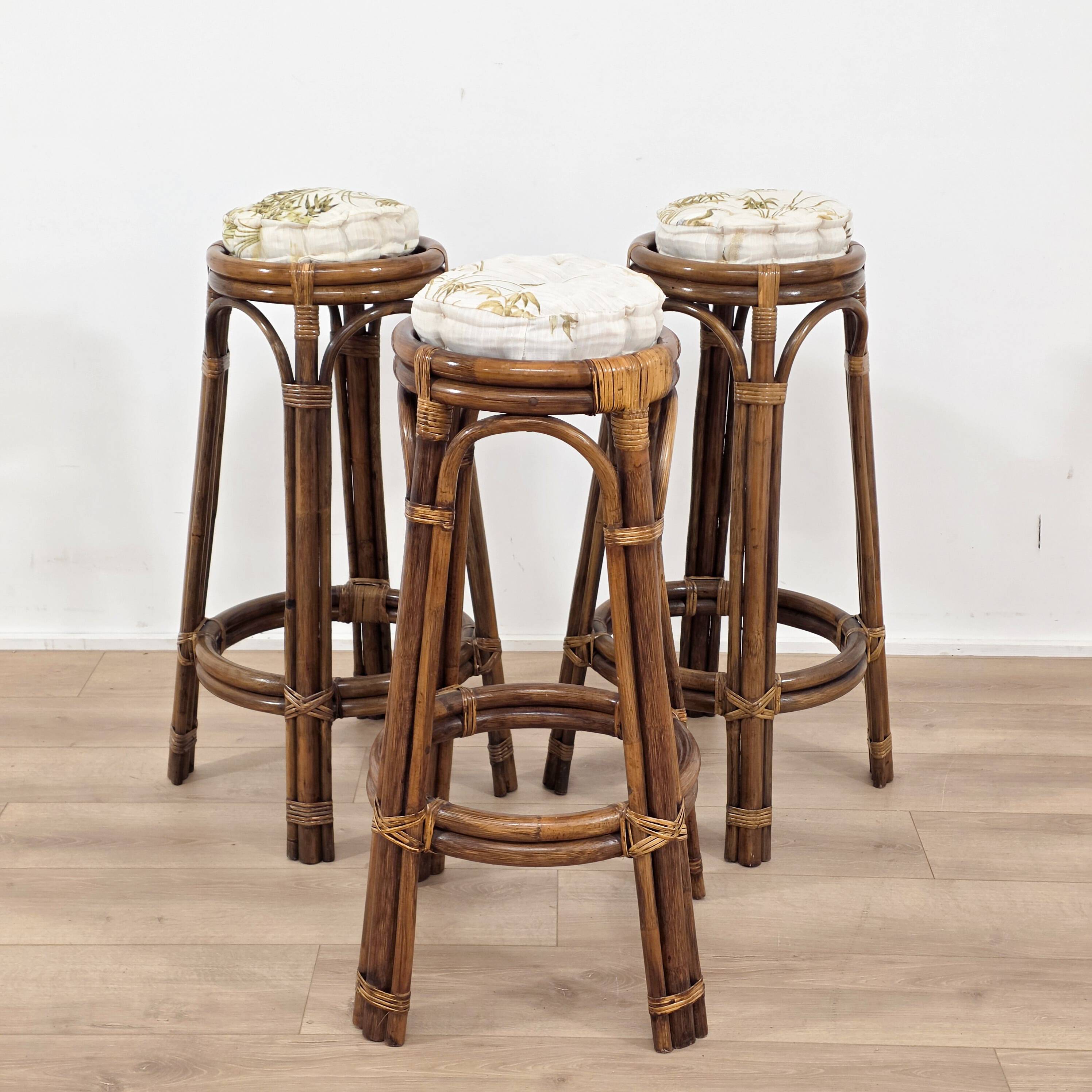 Ensemble de trois tabourets bar en rotin des années 1970