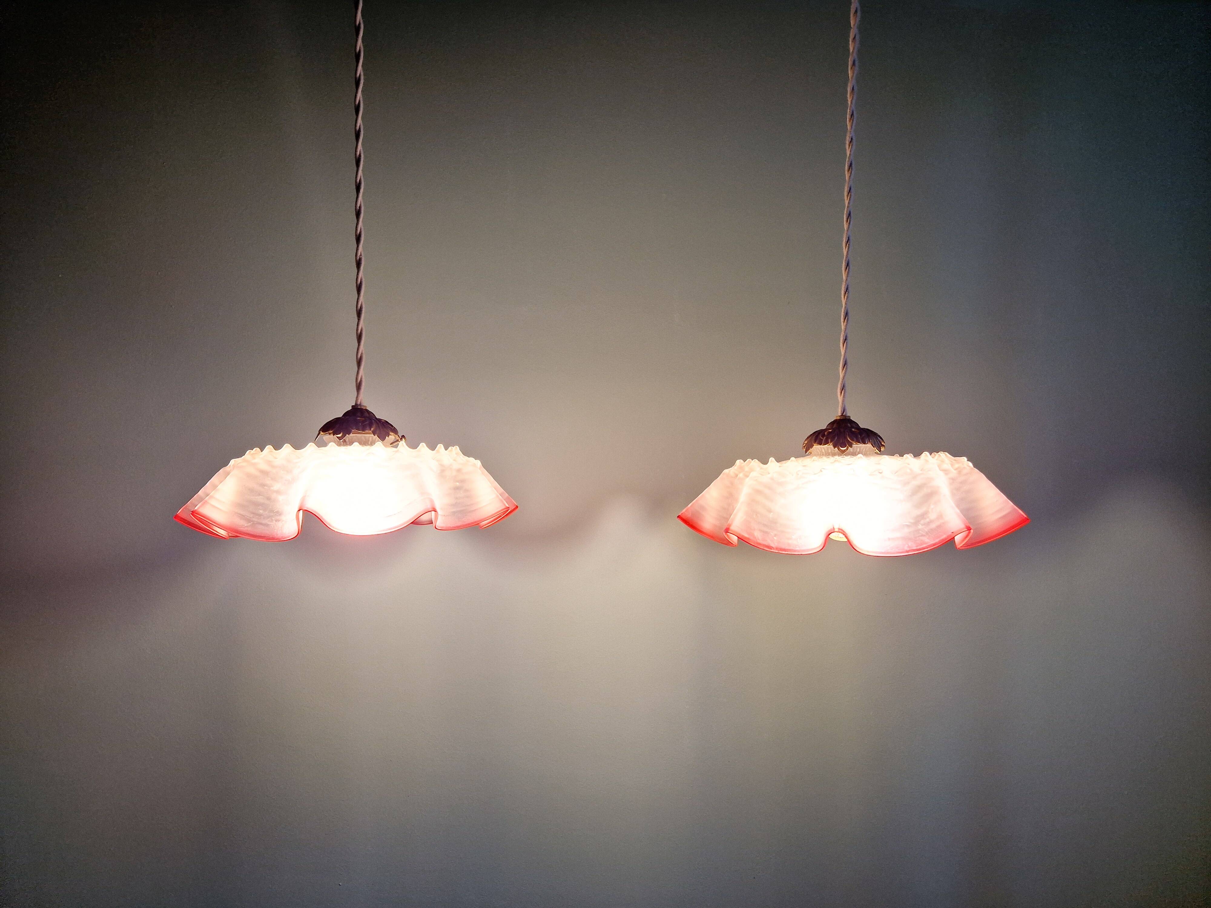 Paire de suspensions festonnées en verre satiné transparent et rose, années 1920-30