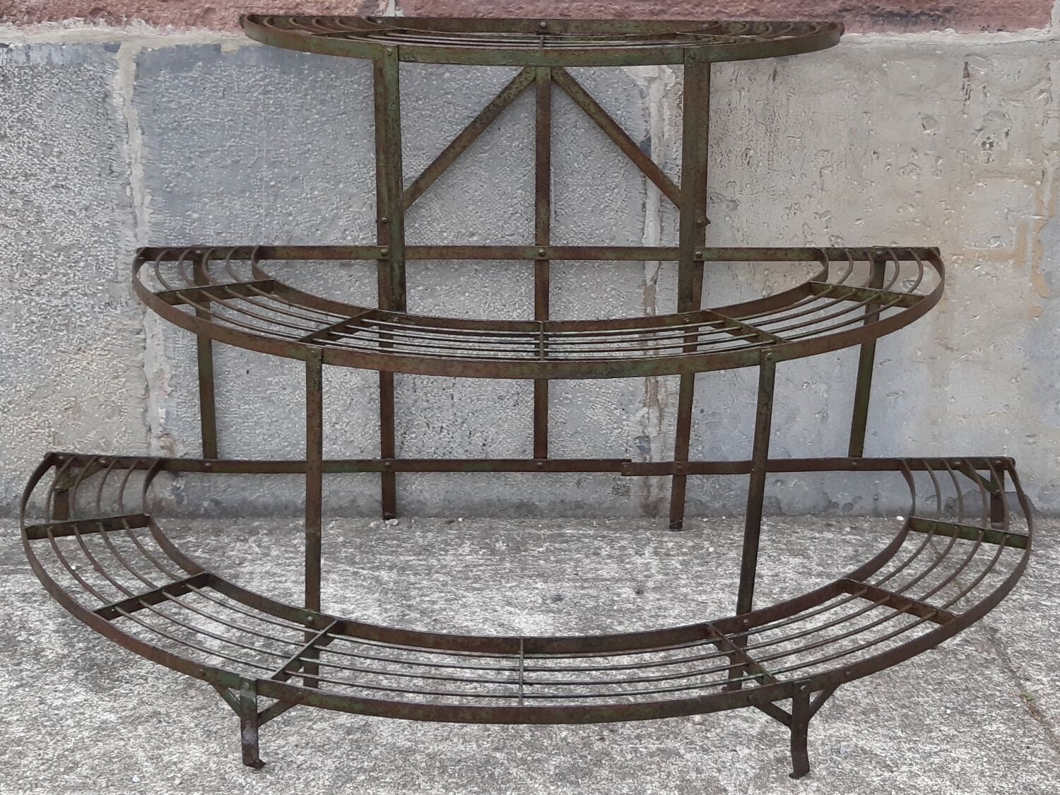 Half-moon plant holder