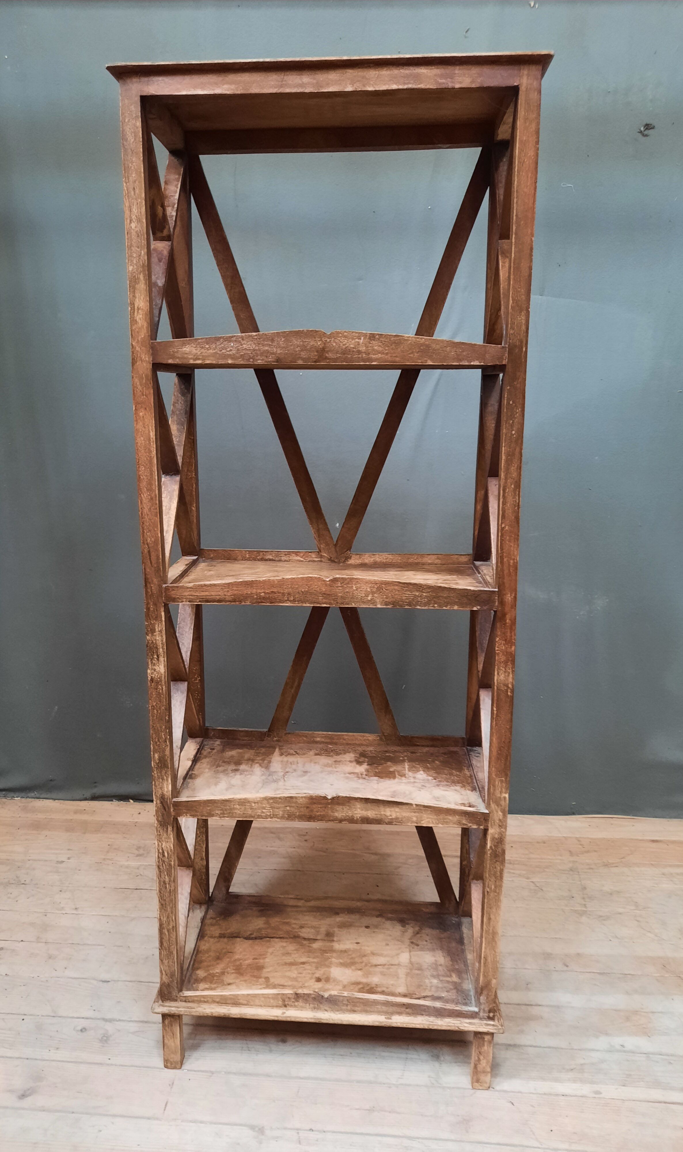 Flooring on braced feet