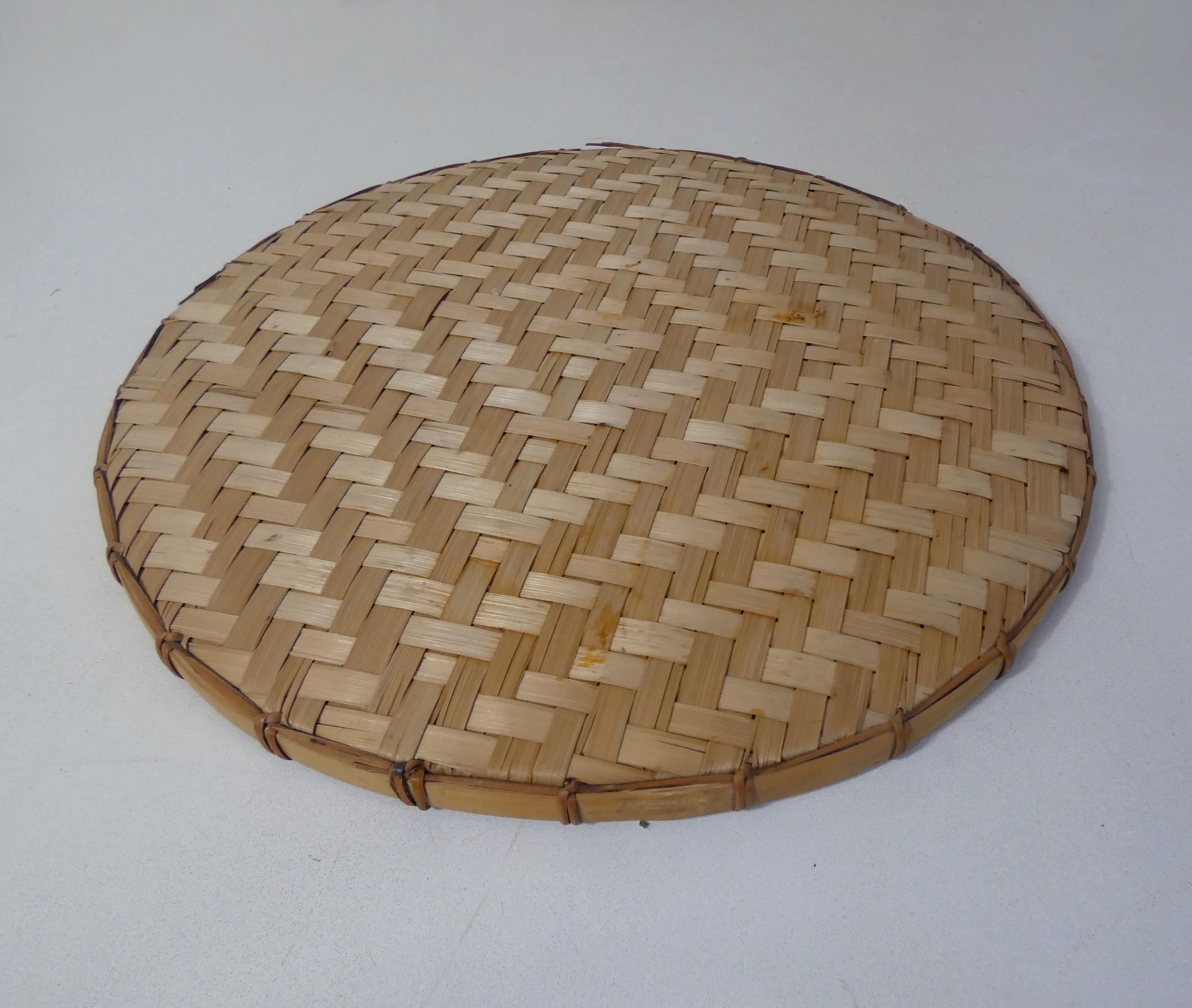 Round rattan tray