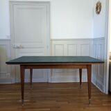 Extendable dining table