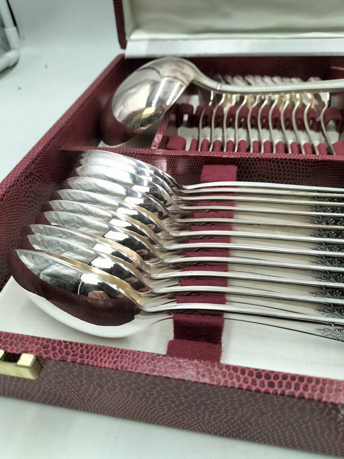 Silver-plated metal cutlery set