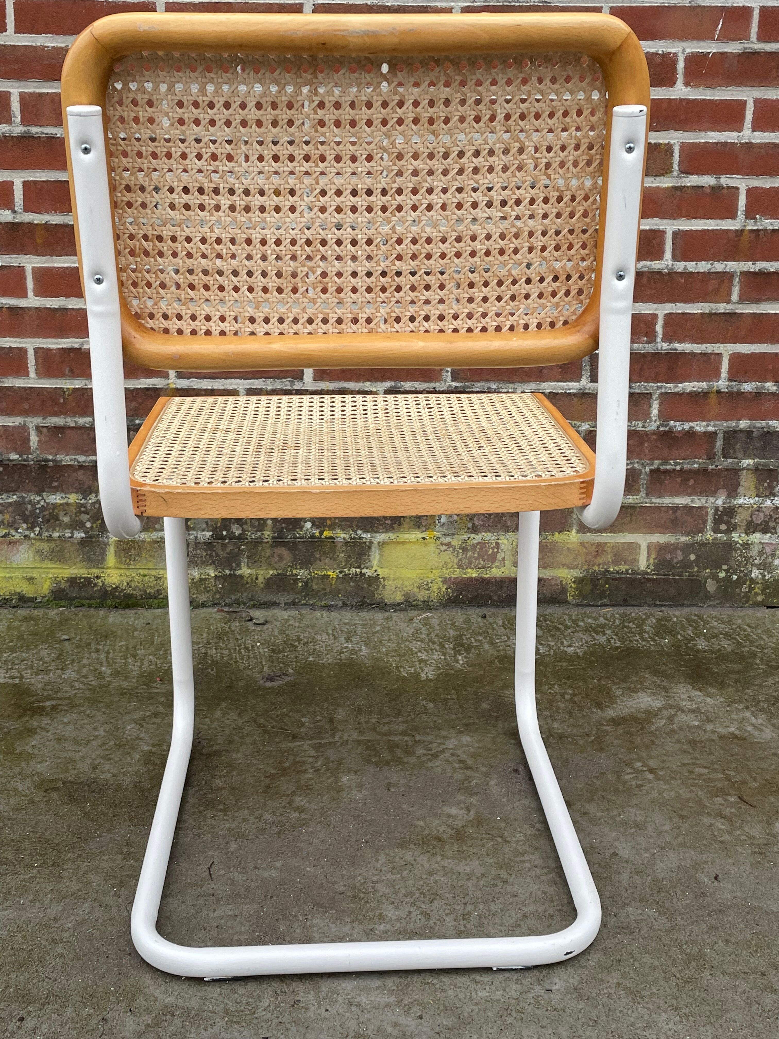 Chaise Cesca modèle b32 en blanc et bois par Marcel Breuer