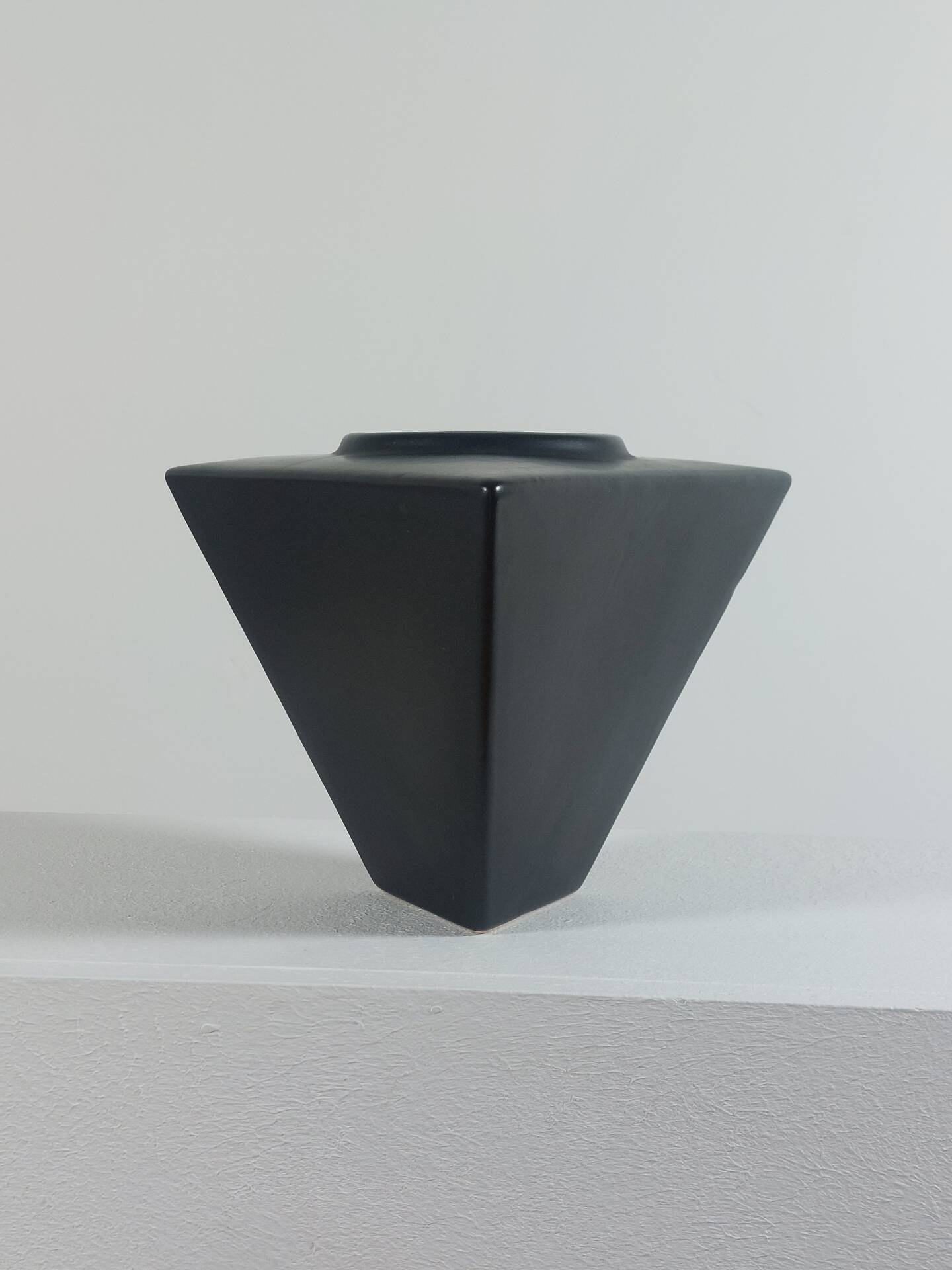 Vase en céramique postmoderne noir géométrique vintage