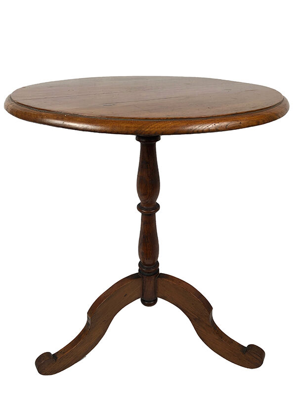 Round pedestal table in fruit wood