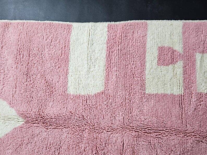 Beni Mrirt rug, handmade in traditional style, size 140 x 260 cm.